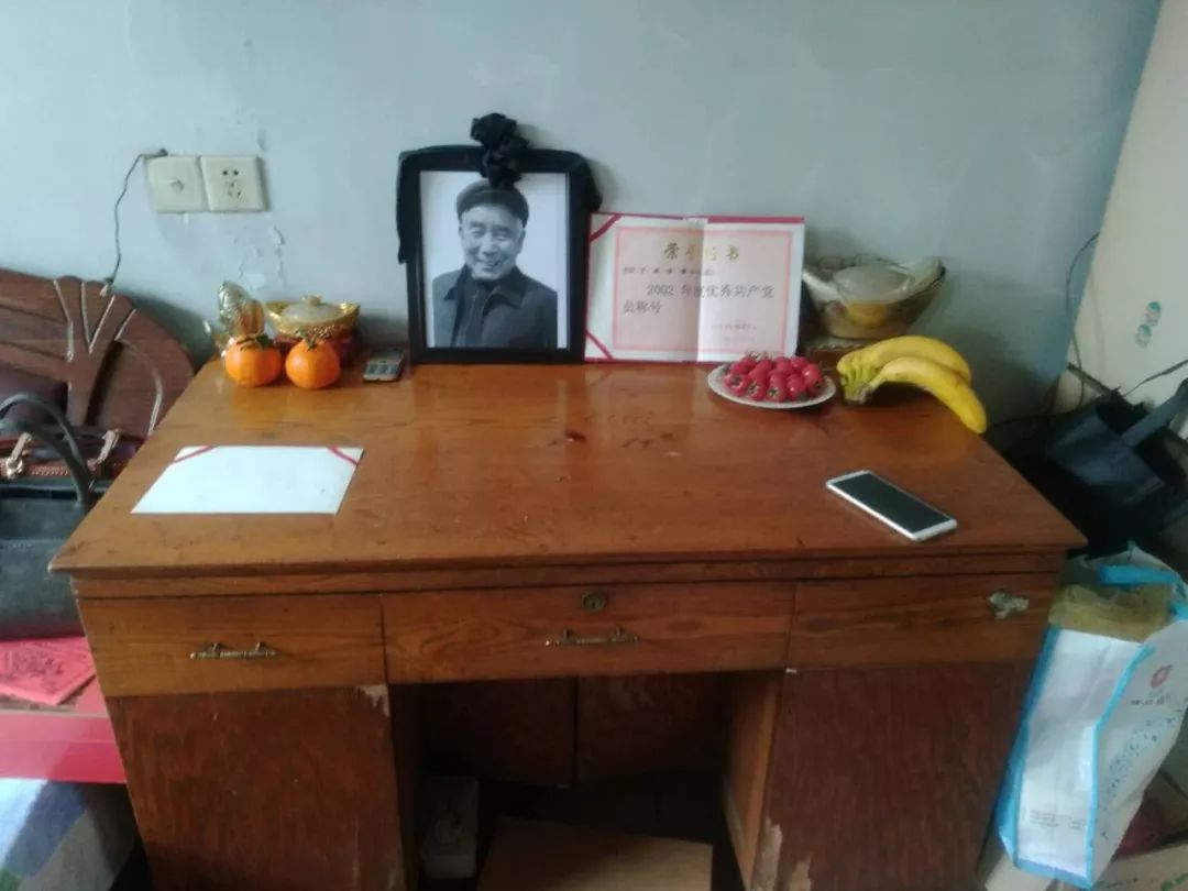 这一天,有村民来到老人家里 ,在老人的遗像前放上一盘新鲜水果.