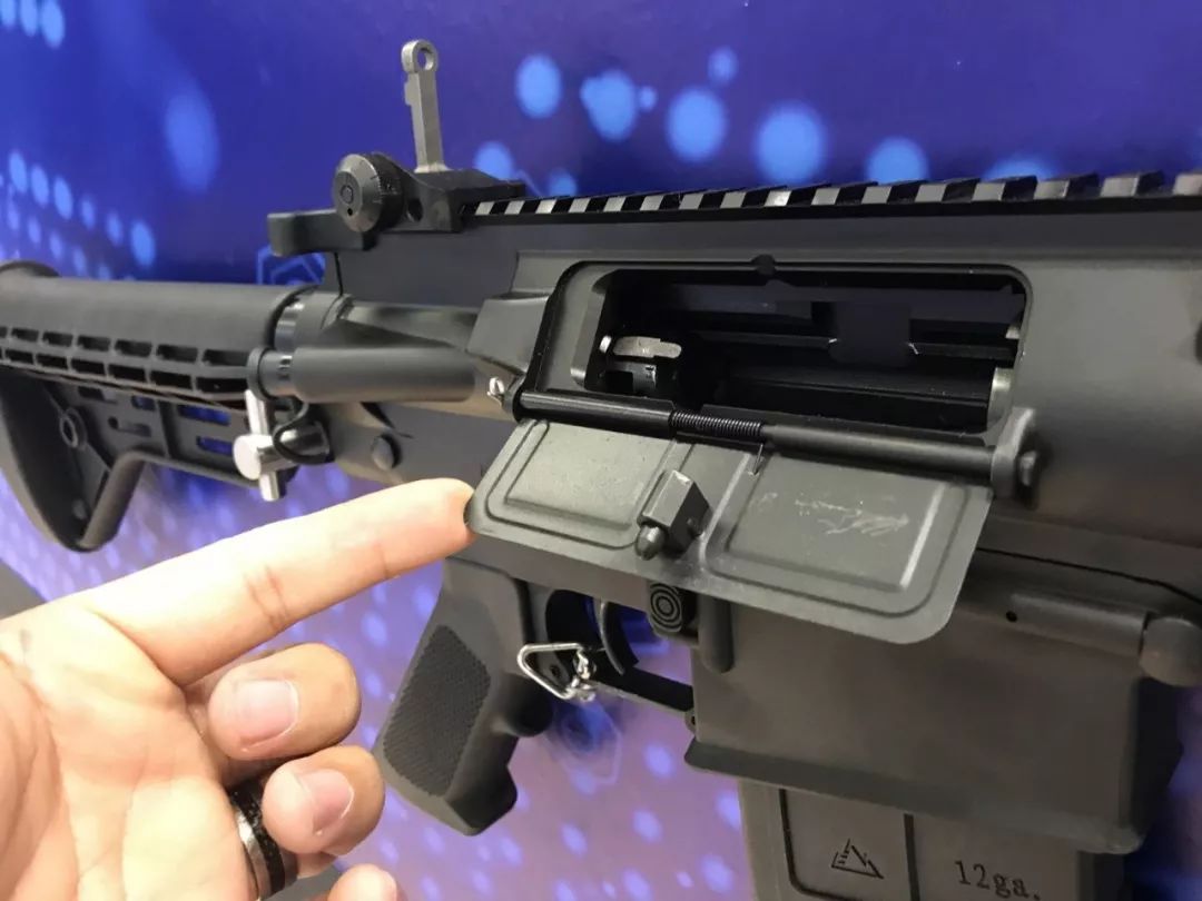 抛壳窗防尘盖真是非常大下机匣左侧有该枪的logo,标识和枪号,该枪是