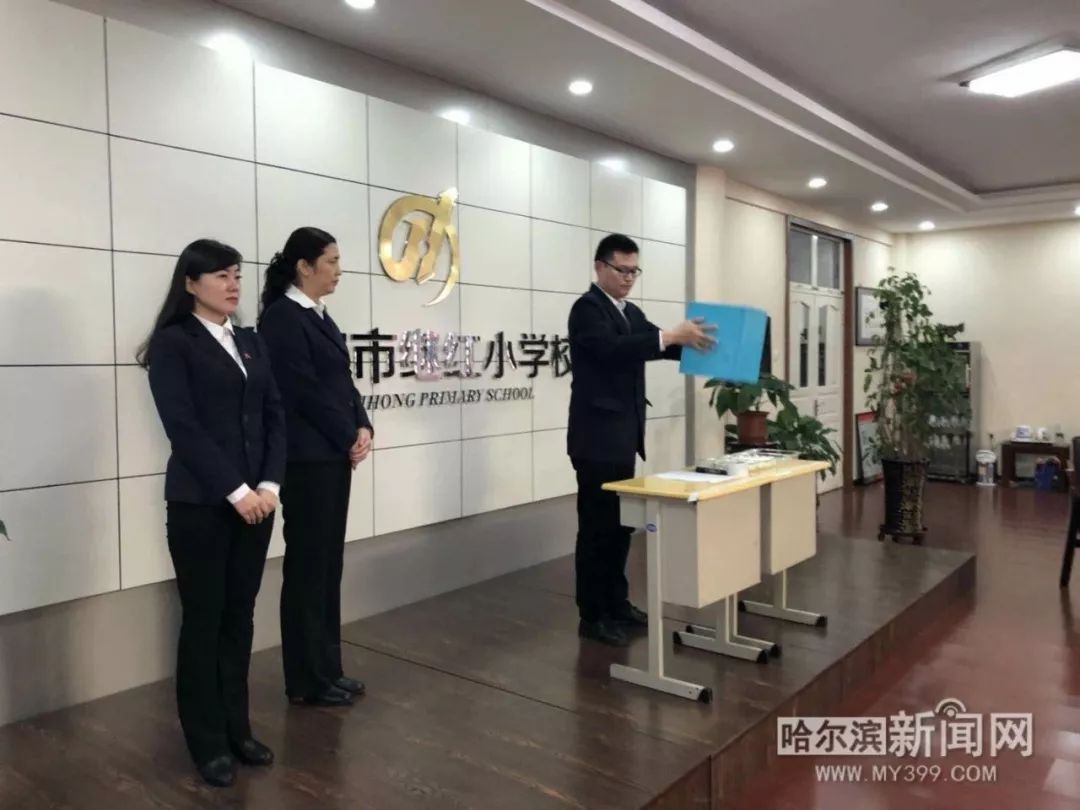 继红小学生抽签确定对口初中丨去69中还是去萧红中学看"手气"