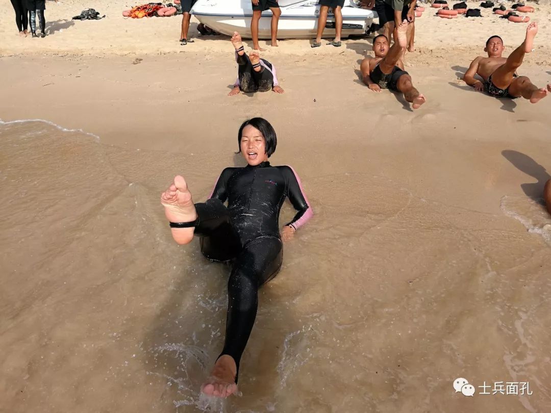 特战女兵负重10多公斤练踩水旱鸭子变女飞鱼