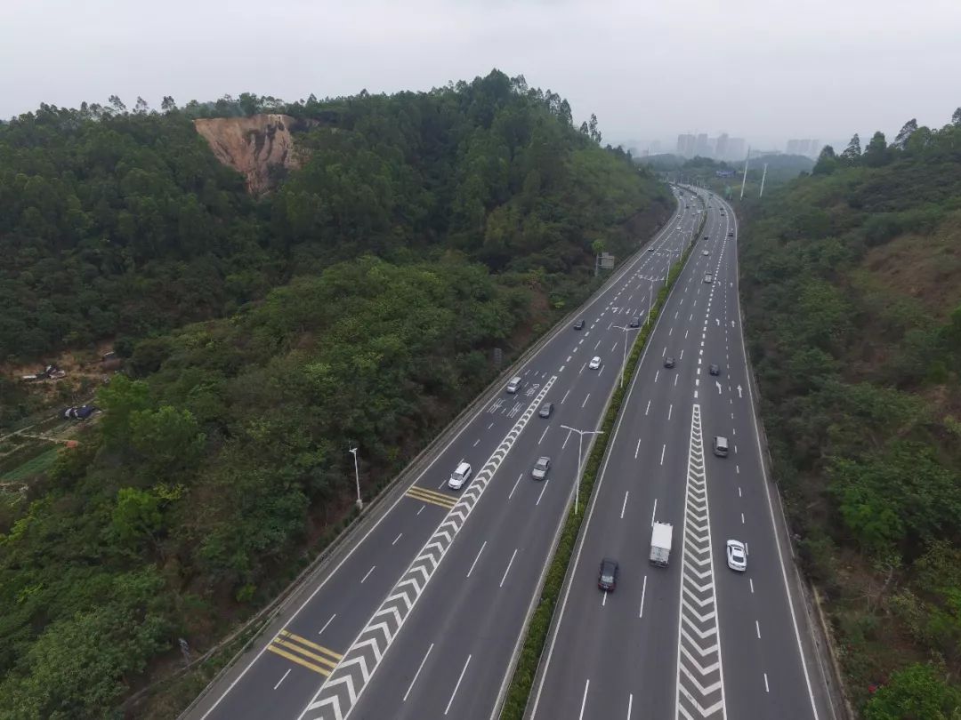 交委,龙岗区政府代表市政府与深圳华昱清平高速公路有限公司签署了