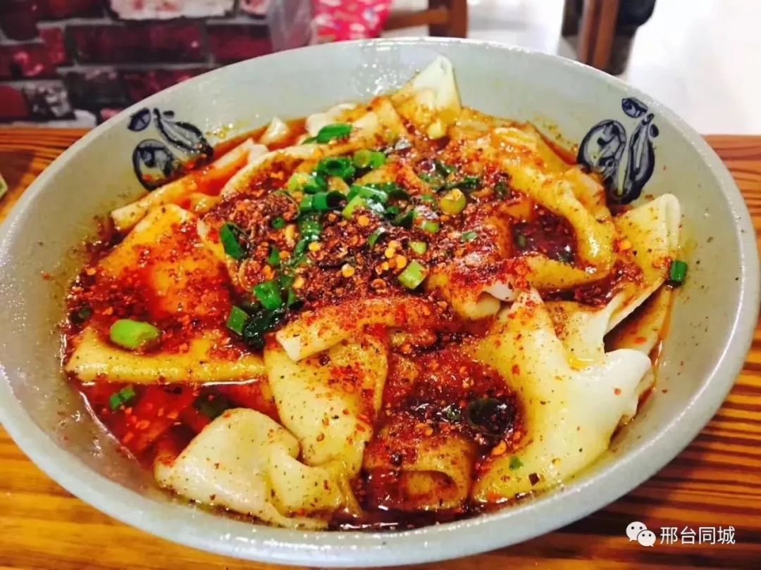油泼辣子biangbiang面耳熟能详的陕西名吃来尝尝舌尖上的陕西风味吧
