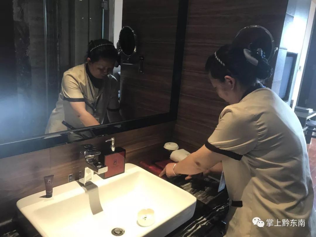 凯里酒店服务员打扫客房发现一样东西,接下来