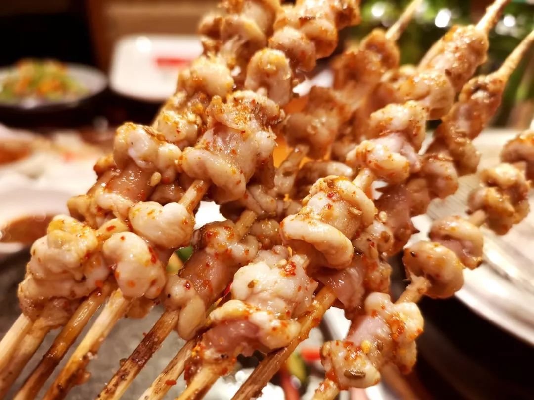 各种特色串儿来啦~~~ 蜜汁烤翅 烤翅是"小味"系的经典串儿 香甜口儿