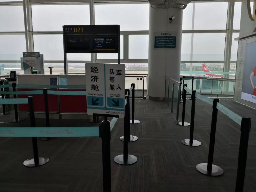 去年12月,某合成旅组织部分退役老兵从萧山国际机场乘机返乡.