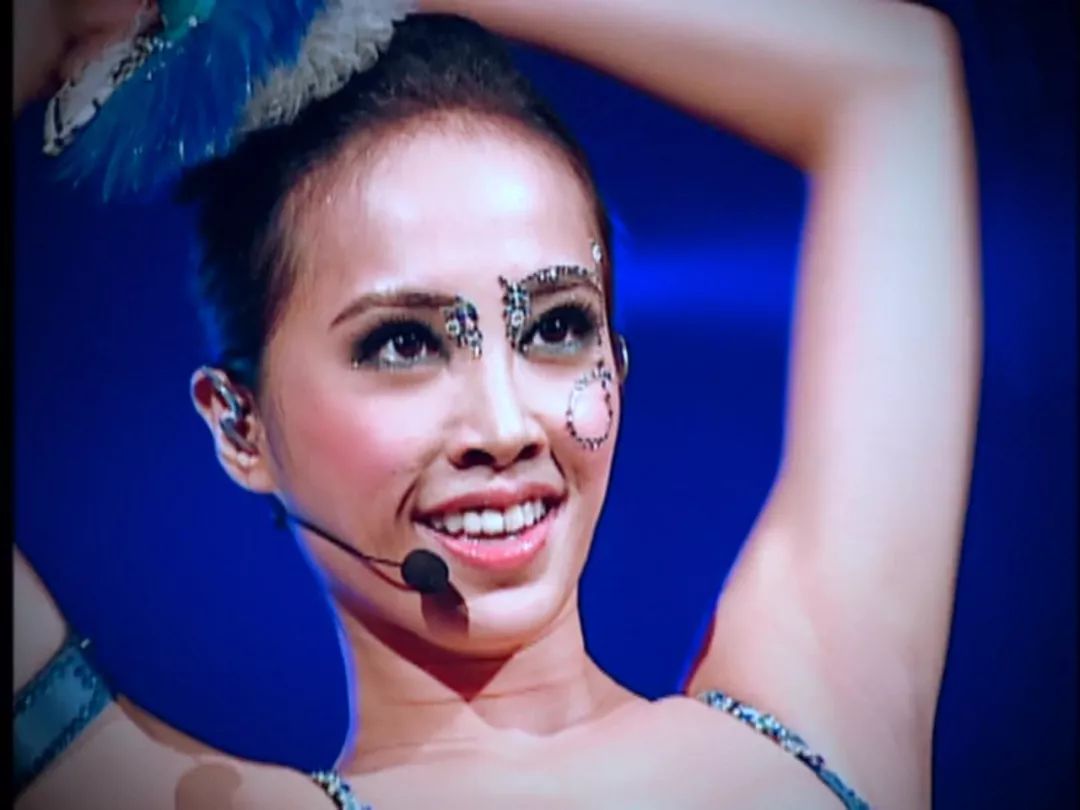 看上去像个神秘的舞会,这个想法也来自于淋淋的地才演唱会,鳖鳖额外