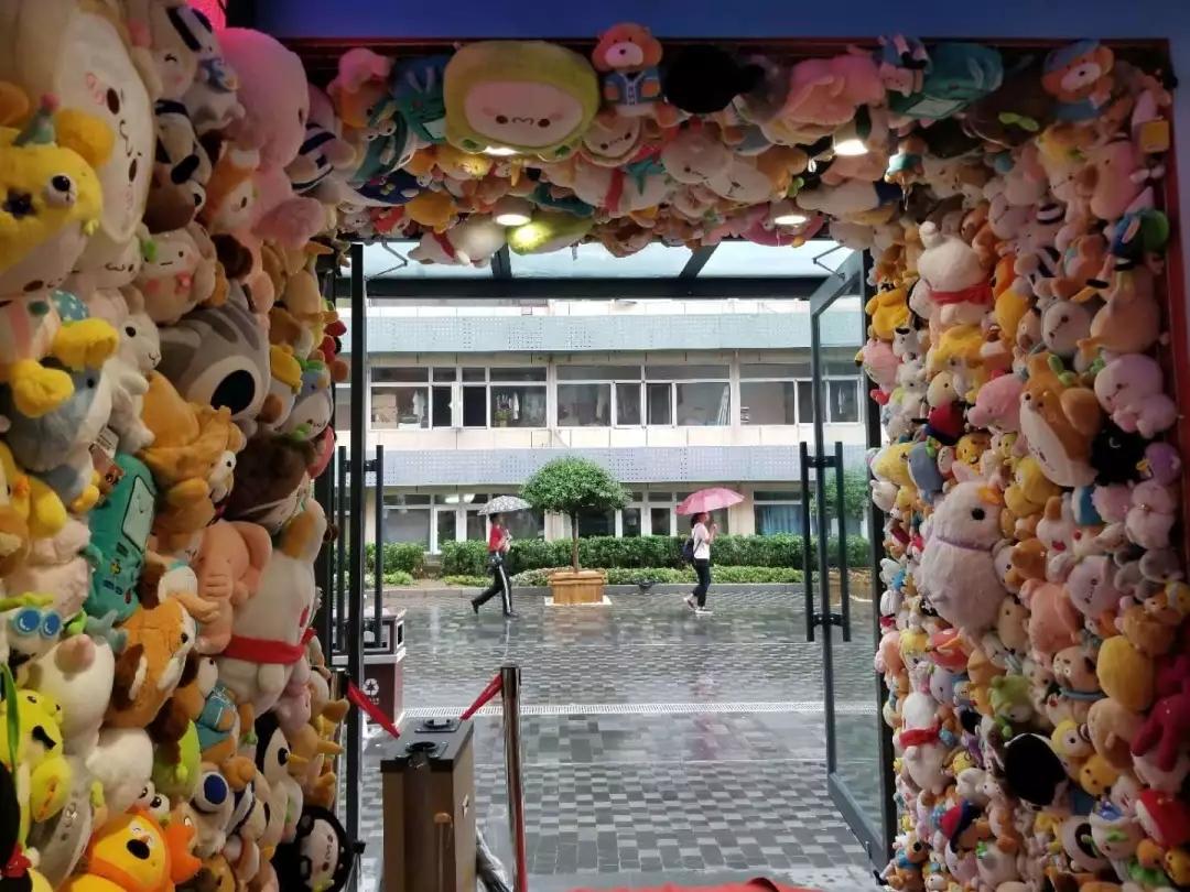 三里屯这家网红抓娃娃店重装开业他们冒雨都要去