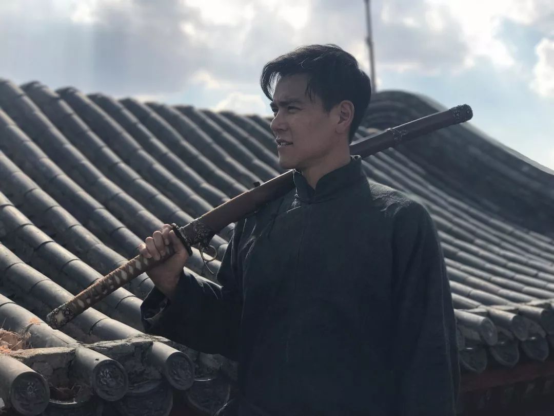 你只看到彭于晏在邪不压正里晃眼的肌肉我却迷倒在他流利的英文里