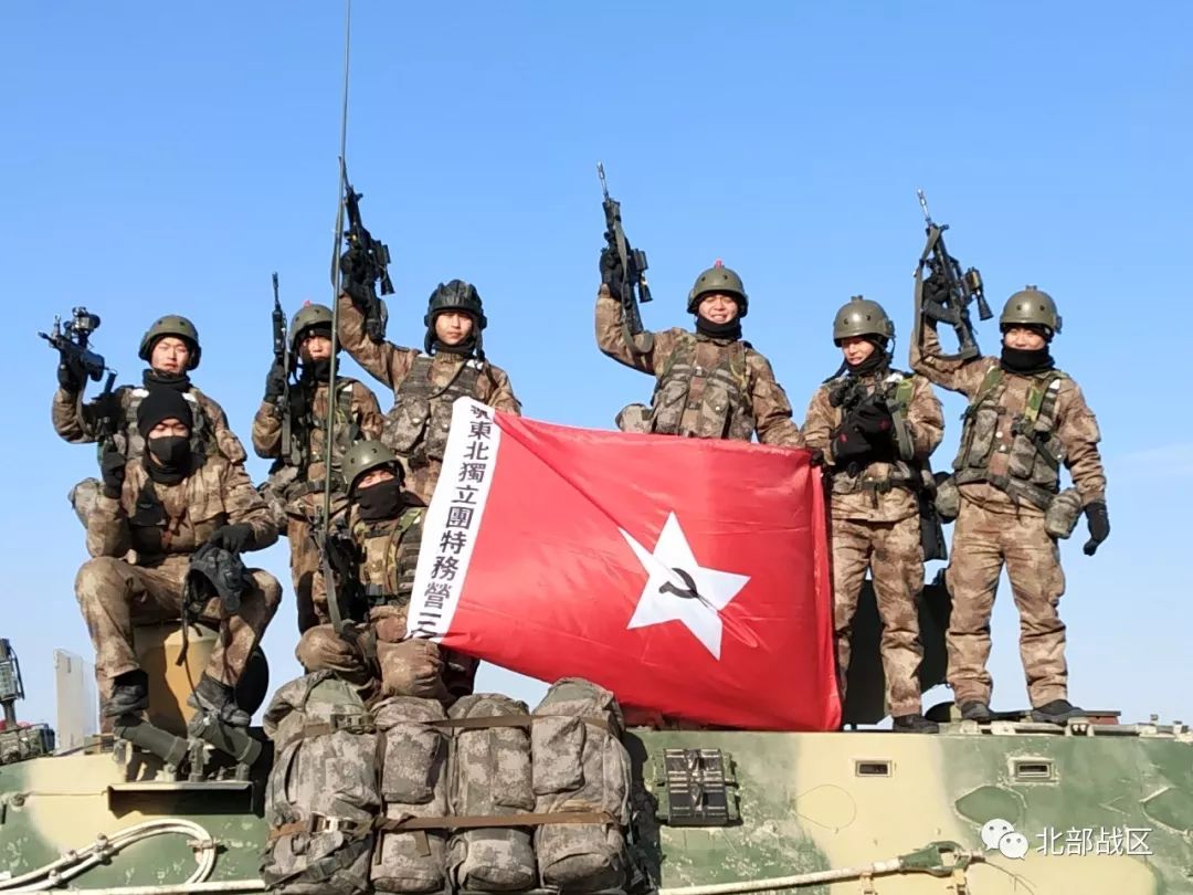 仪式今年连长张志海离任,连队依据传统组织了三件宝"红军大刀,党旗