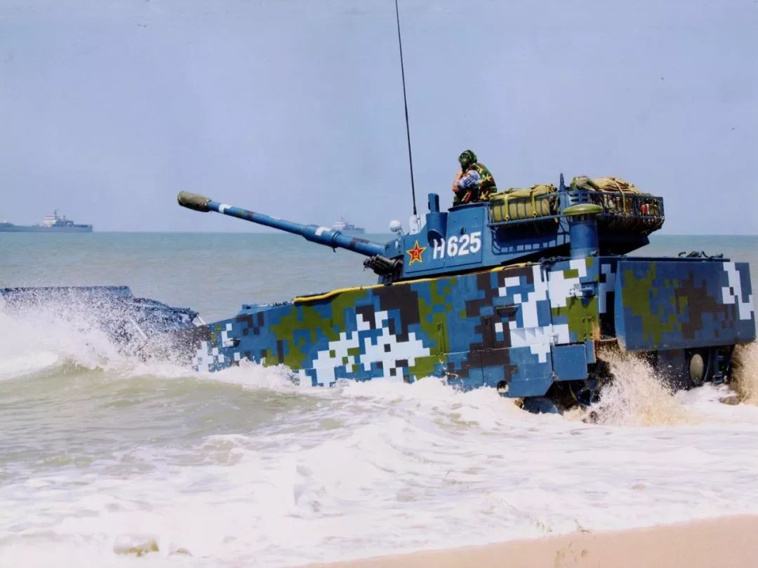 俄军首次驾驶中国两栖战车大开眼界:从未见过水上跑这么快的家伙