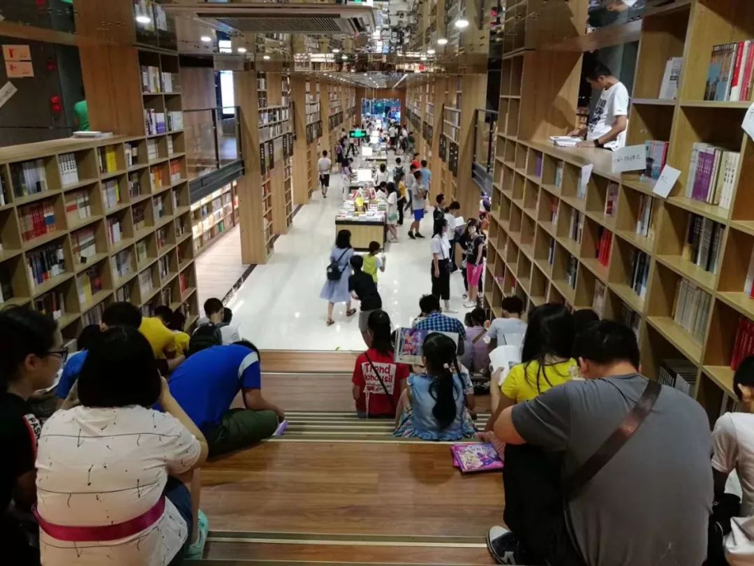看/买书,打卡,发朋友圈 以前印象中很"一本正经"的江门购书中心 突然