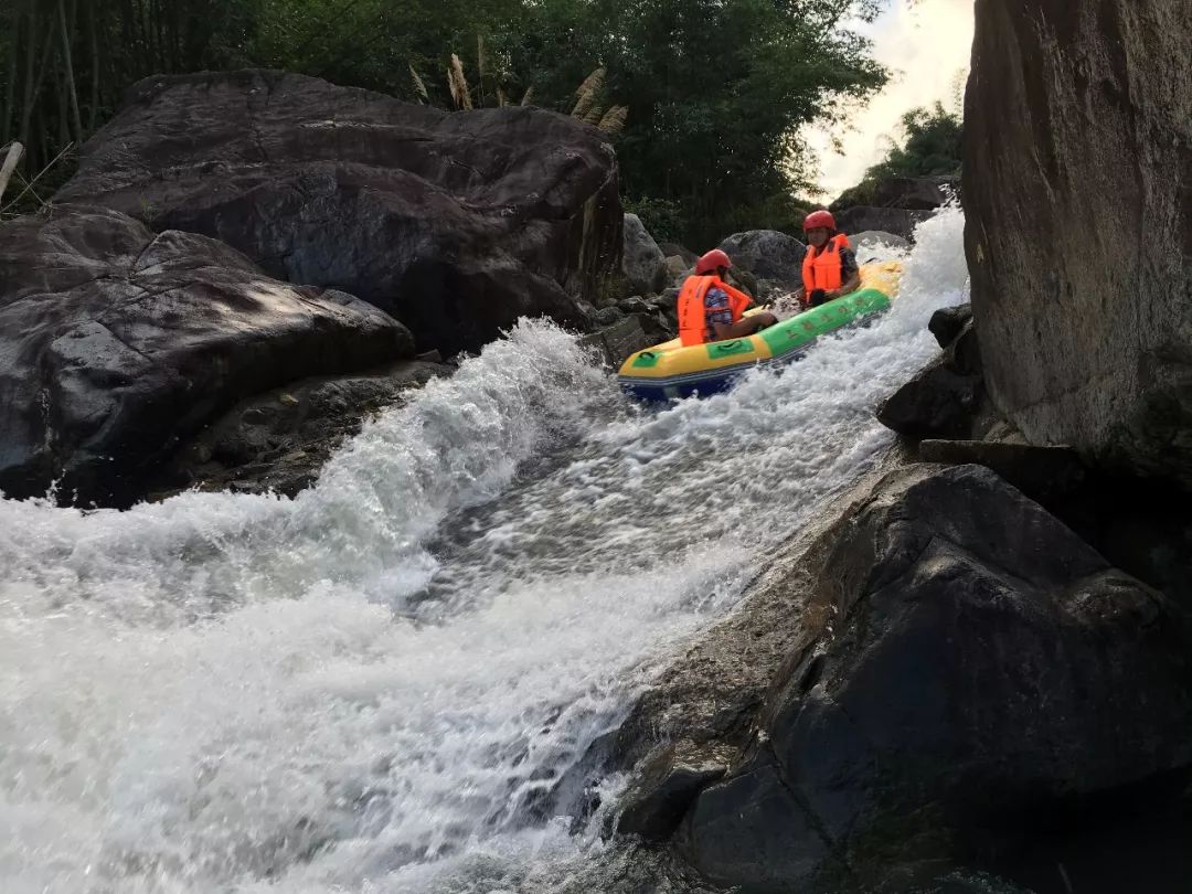哈溪这个峡谷漂流带你一秒逃离酷暑!