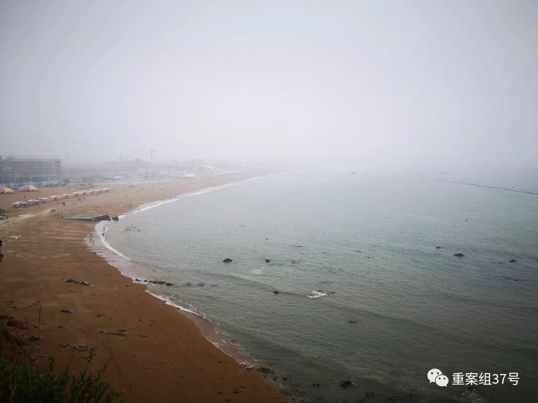 ▲海摊上的排水口很远距离就能看到。新京报记者 段睿超 摄
