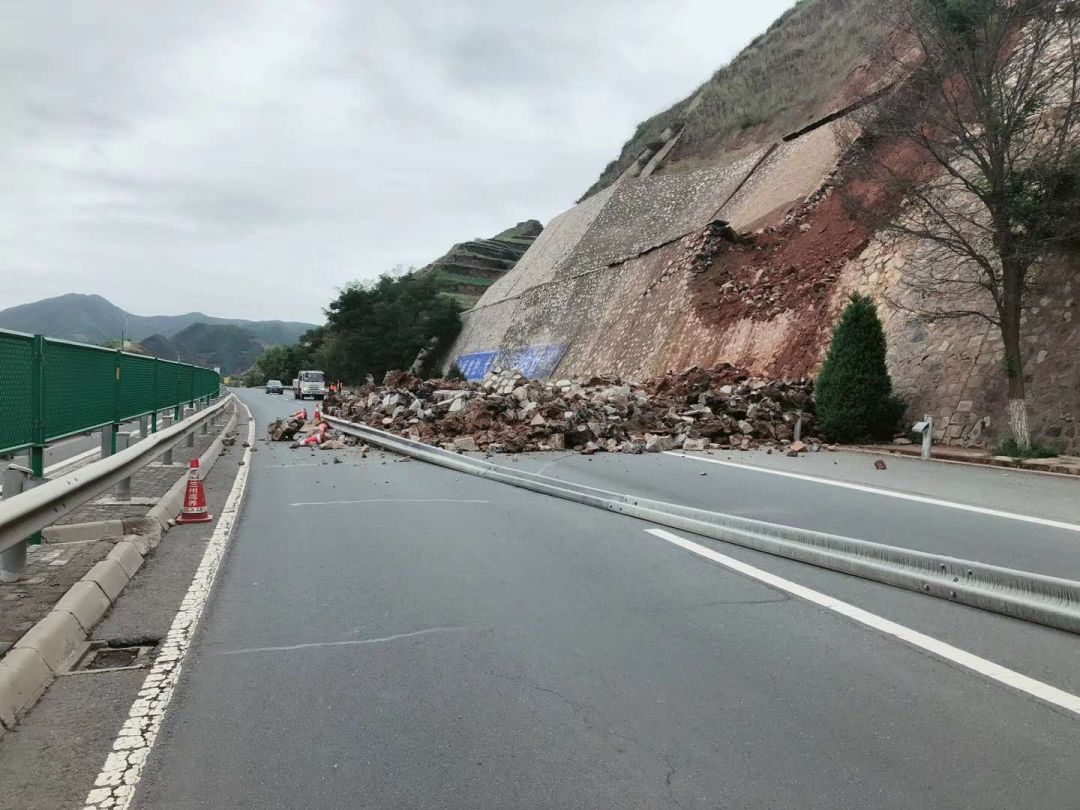 紧急提醒|兰临高速护坡崩塌,随时有滑坡可能,出行请注意!