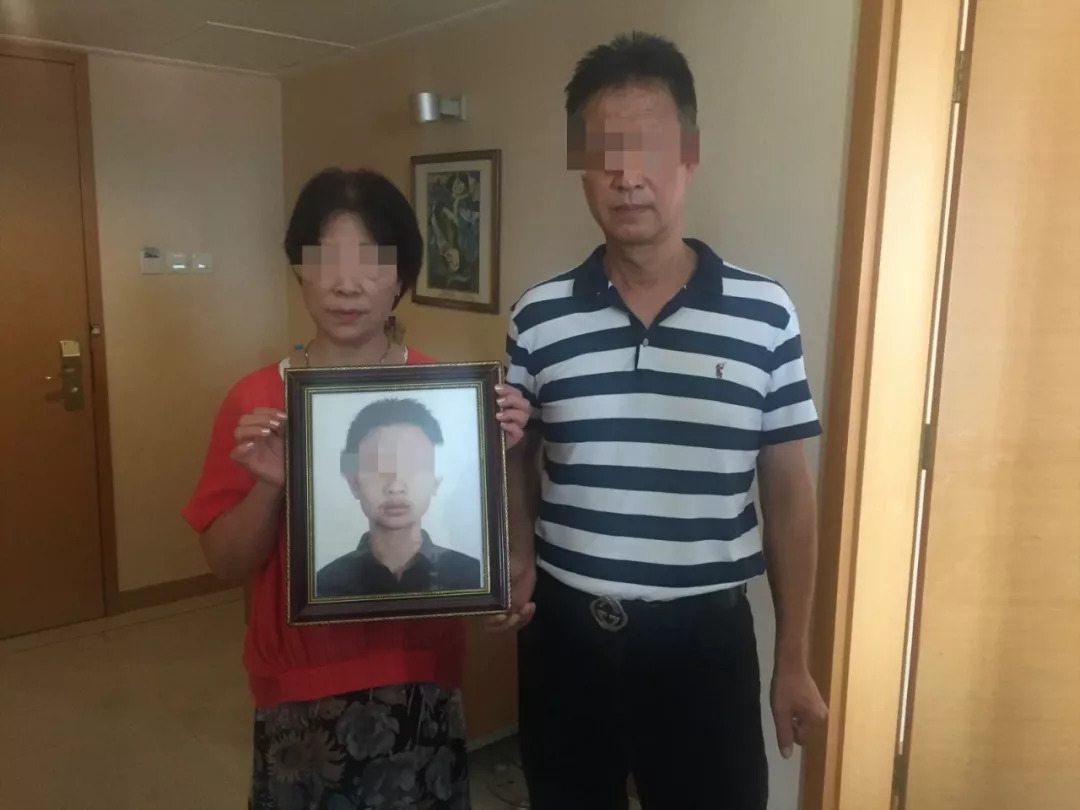 高铁"霸座"男子夜晚录视频道歉:深表悔恨和自责