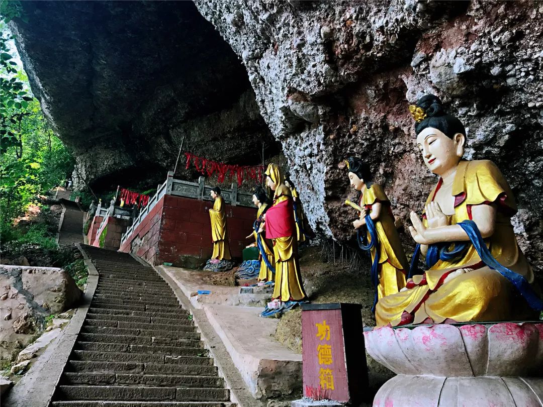 终于在制高点白云寺的一块介绍牌上看到寺庙是在海拔1700米左右的山顶