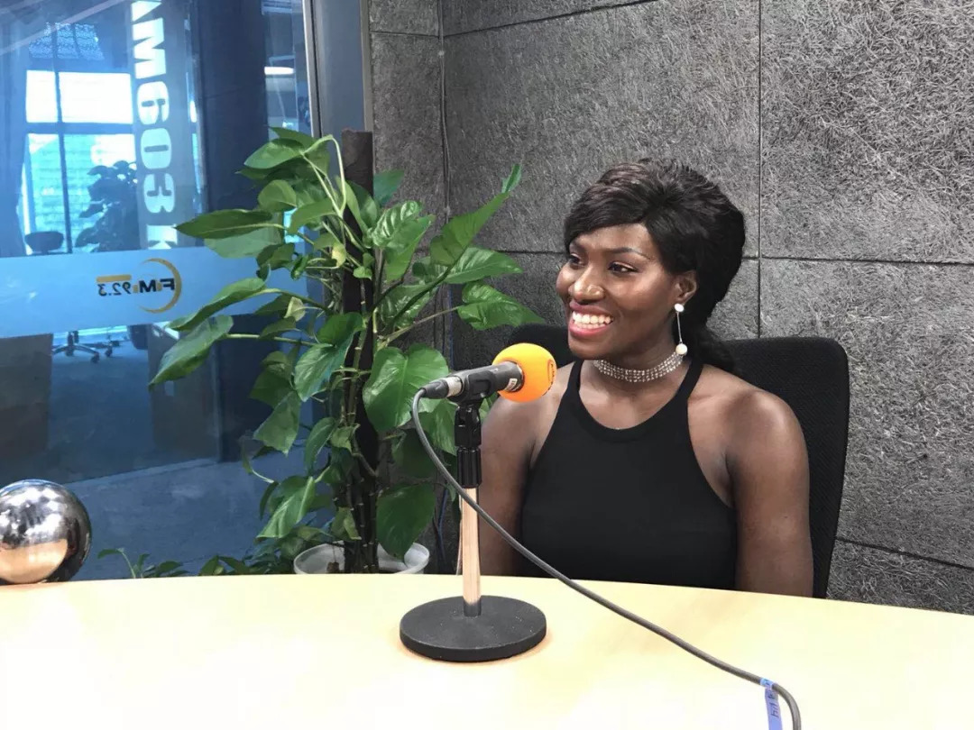 国旗加纳女孩米兰(naomi kumi)与中国音乐人殷晓维成立了"白加黑组合"