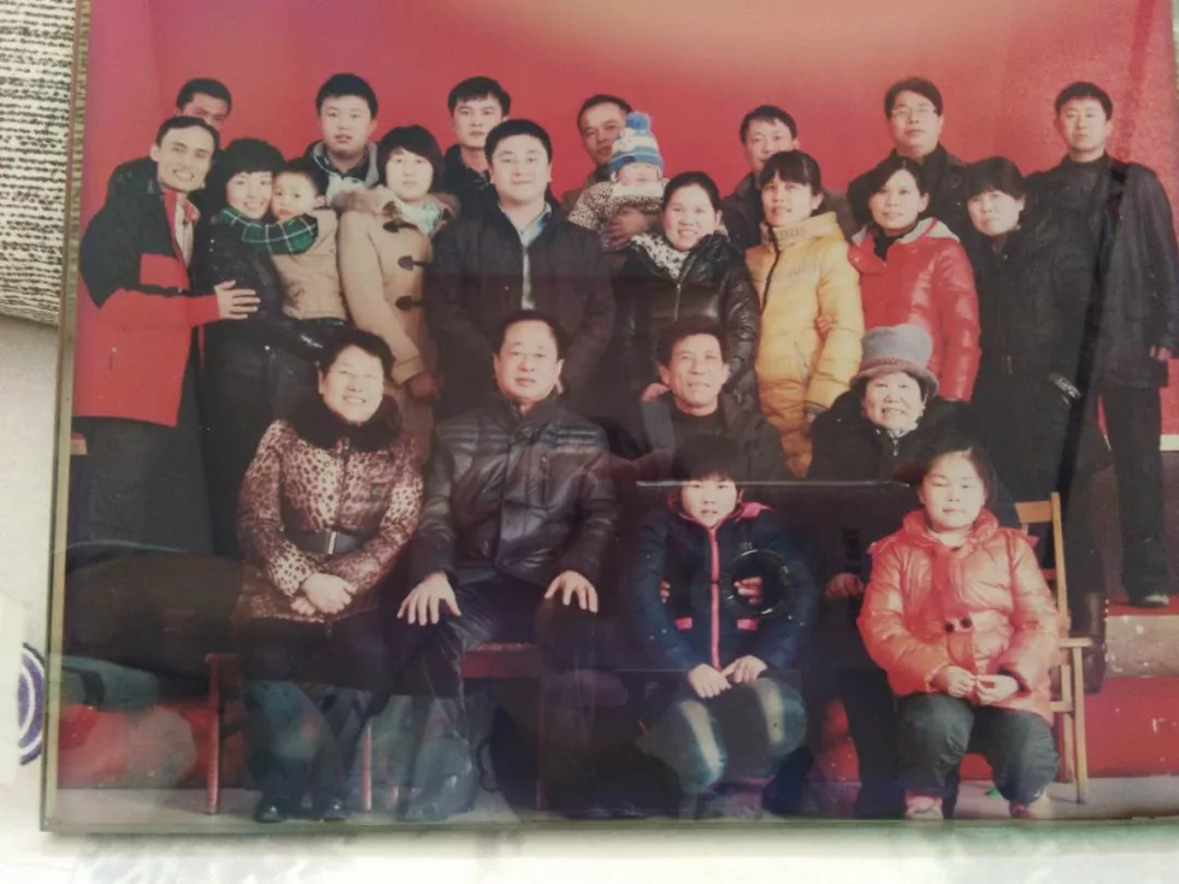 姚振华全家福照片儿子振华:听说你将赴俄罗斯参加国际军事比赛,全家人