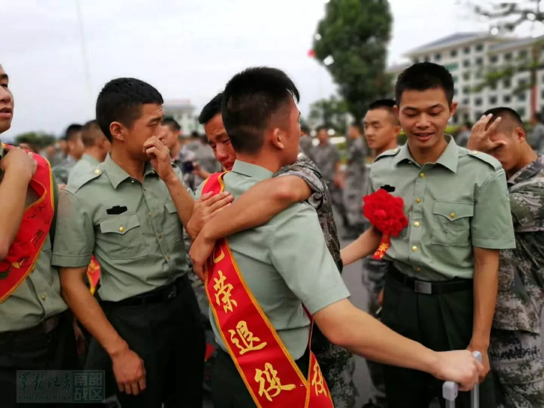 南部战区陆军某旅欢送2018年度夏秋季退役士兵