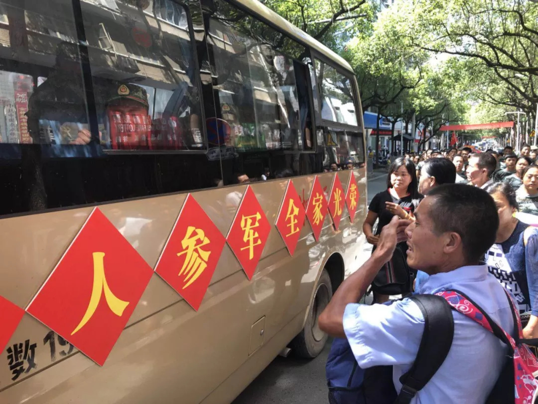 湖南永顺革命功臣为新兵送行,隔着屏幕都能感到光荣