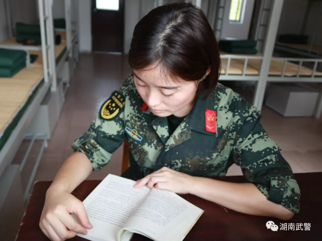女兵初入营,给青春理个短发|女兵|带兵|新兵_新浪军事_新浪网