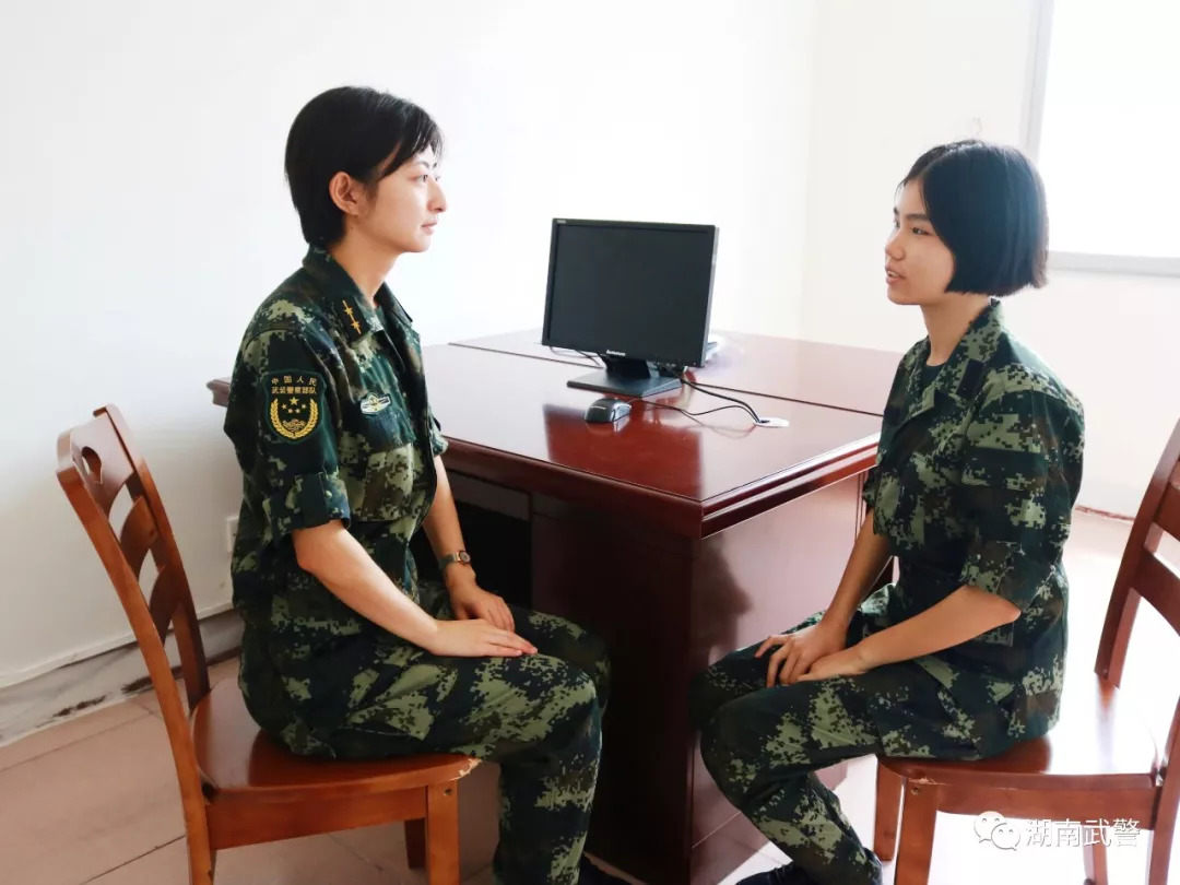 女兵初入营给青春理个短发