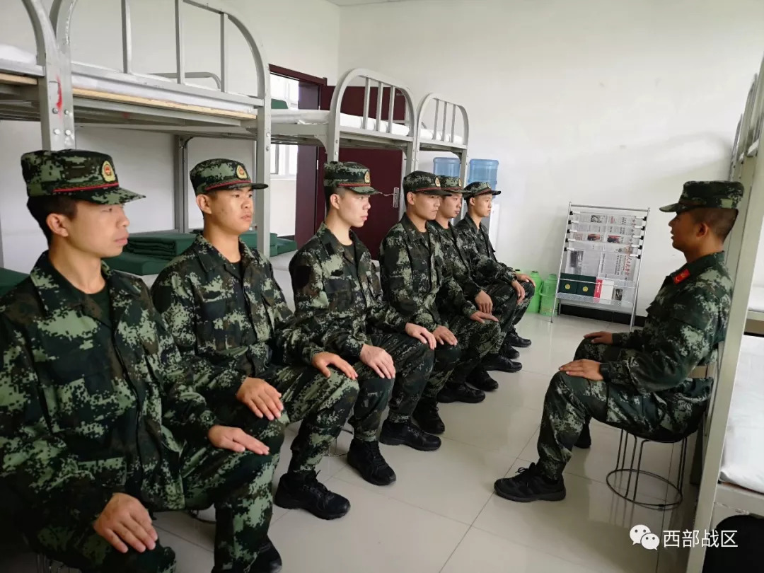 武警甘肃总队执勤支队帮助新战友迅速融入军营生活