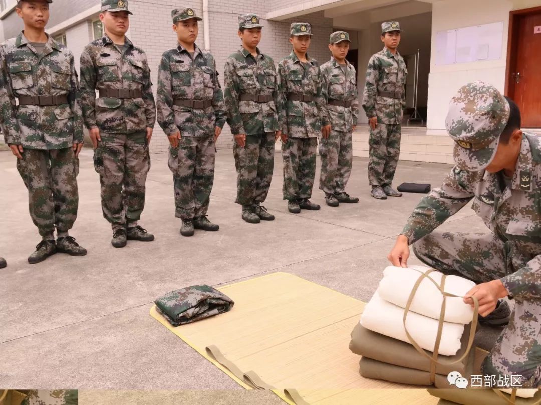 新兵班长为新战士传授打背包技巧检查背包质量青春随着汗水的浸透变得
