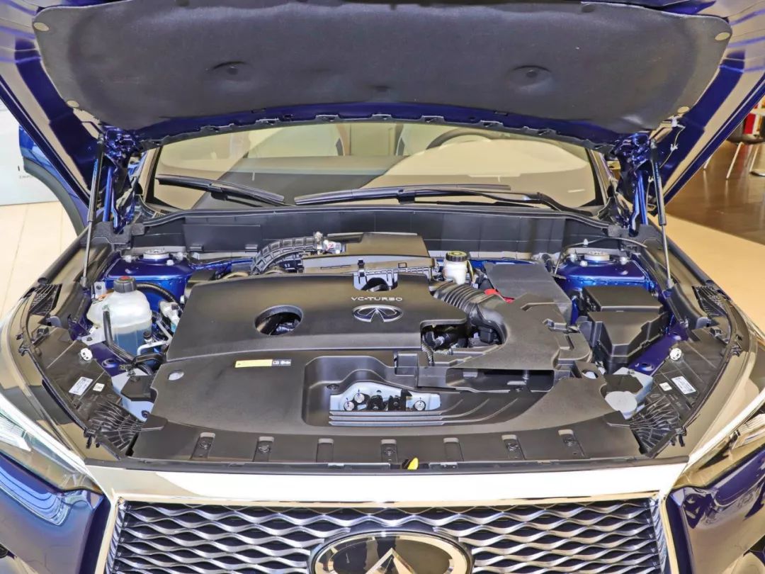 小编点评:qx50车身间隙最大的地方在于发动机盖,这是由于它使用了蚌式