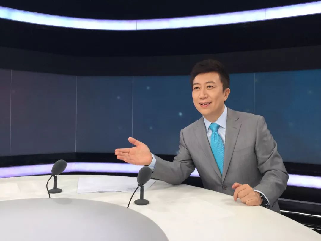 他就是央视《对话》主持人——陈伟鸿!