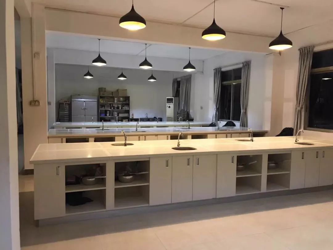 免费培训课程又开班啦制作茶楼点心学西式烘焙学美容化妆