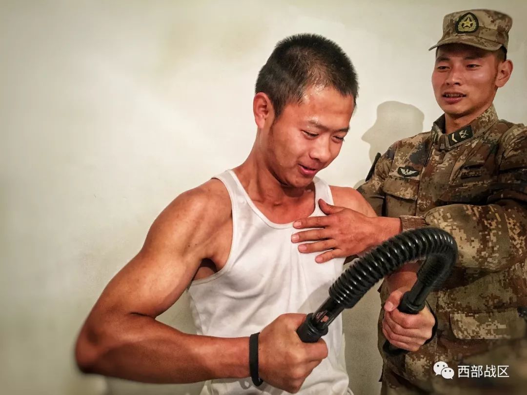 胡林,下士,入伍三年来凭借坚韧不拔的毅力,练就了一身结实的肌肉,成为