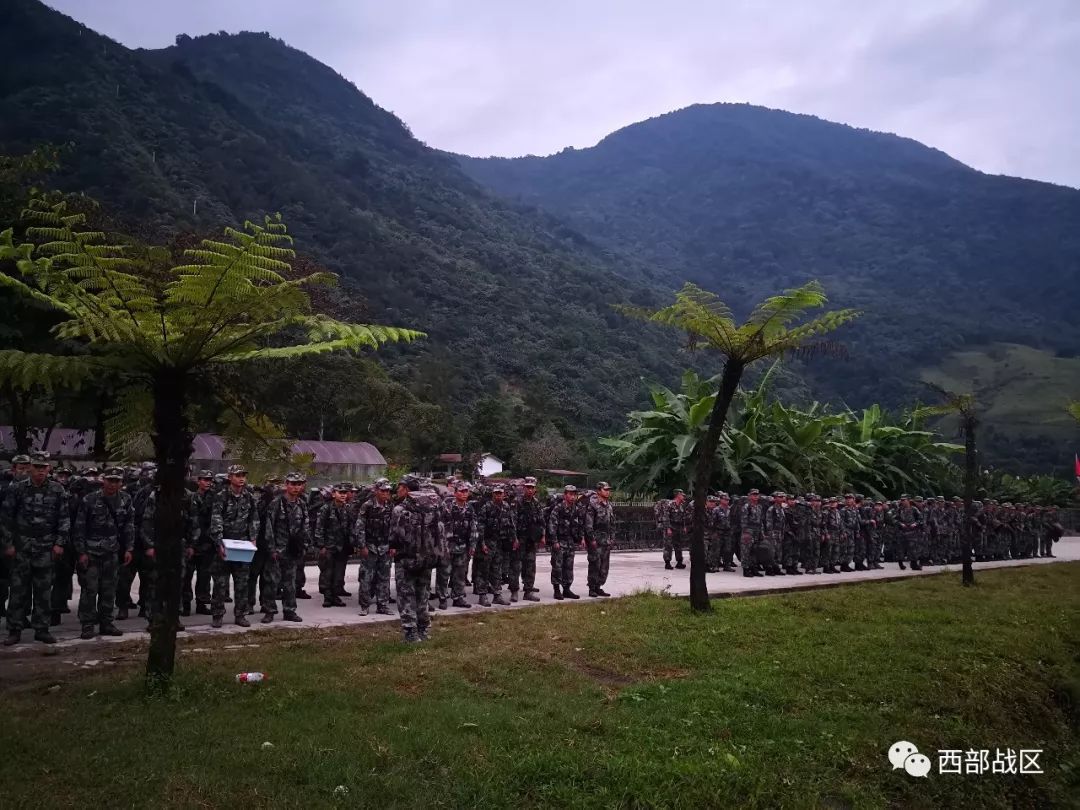雅鲁藏布江堰塞湖险情仍未解除 西藏林芝军分区官兵昼夜奋战在抢险