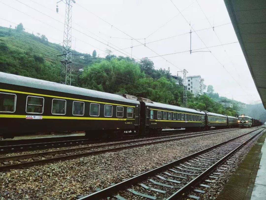 枝柳铁路成网红湘西最慢绿皮火车20多年没涨价最低票价1块钱