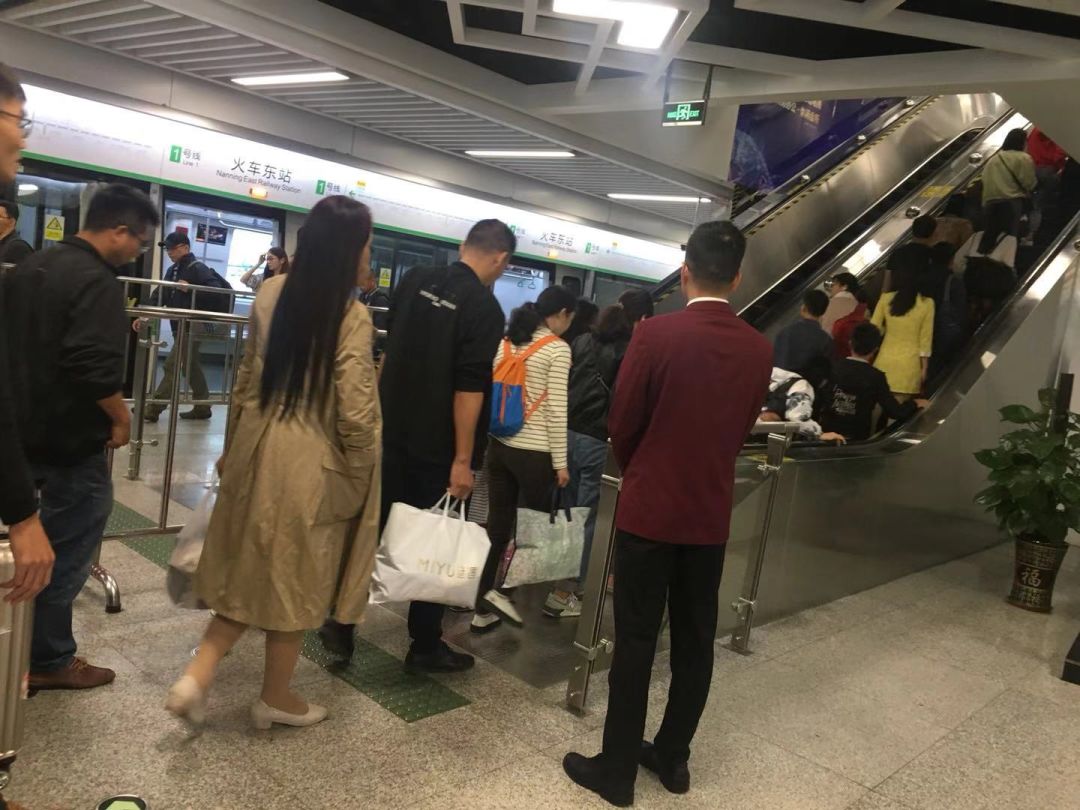 搭乘南宁地铁1号线时,有人在车厢里吃早餐!这种行为文明吗?