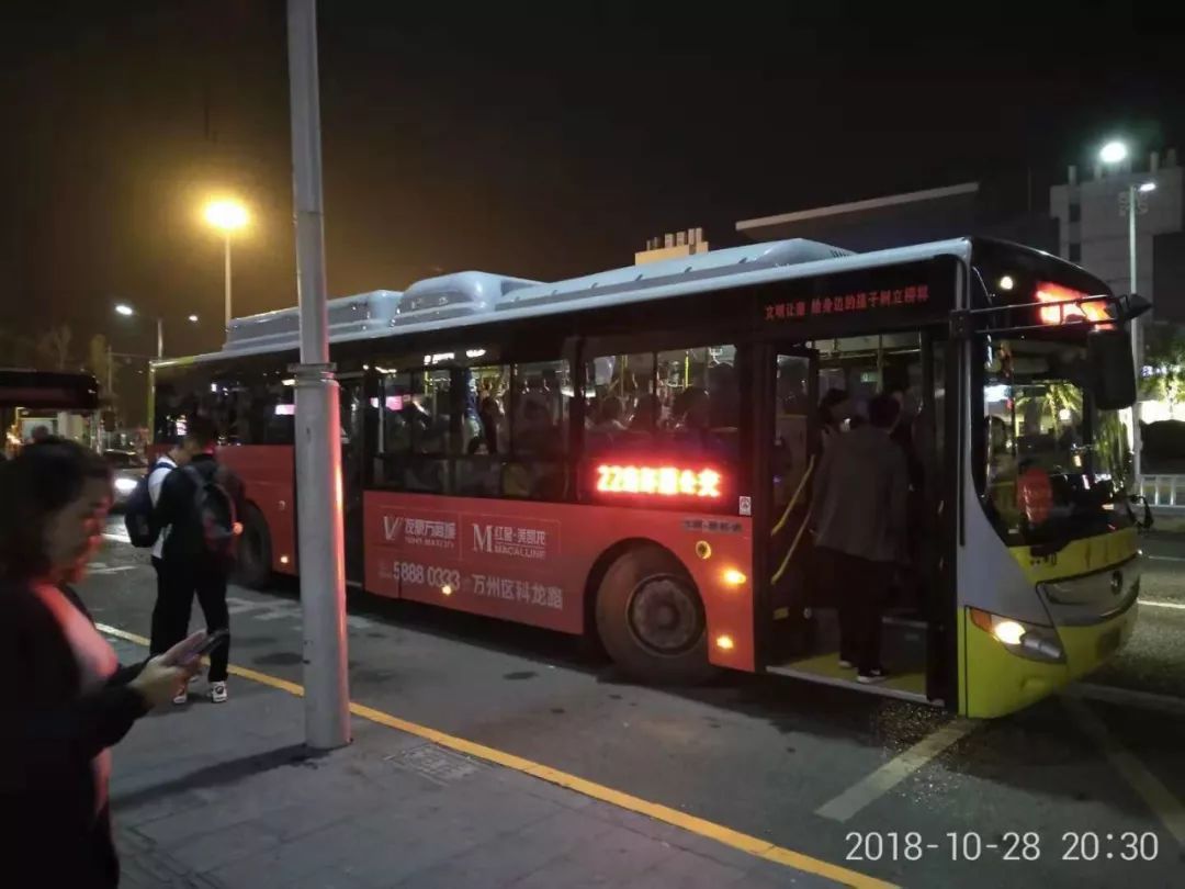 　事故公交车同线路的同外观新能源大巴车，车顶突出物为动力电池堆、电控系统及空调等。摄影 程维