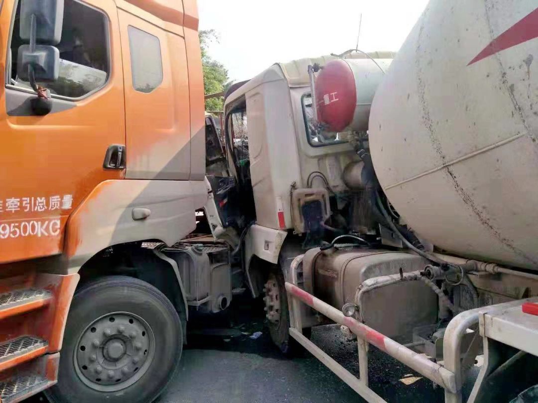 柳州一輛水泥罐車失控衝撞對向車道的大貨車涉事司機剎車失靈往左打