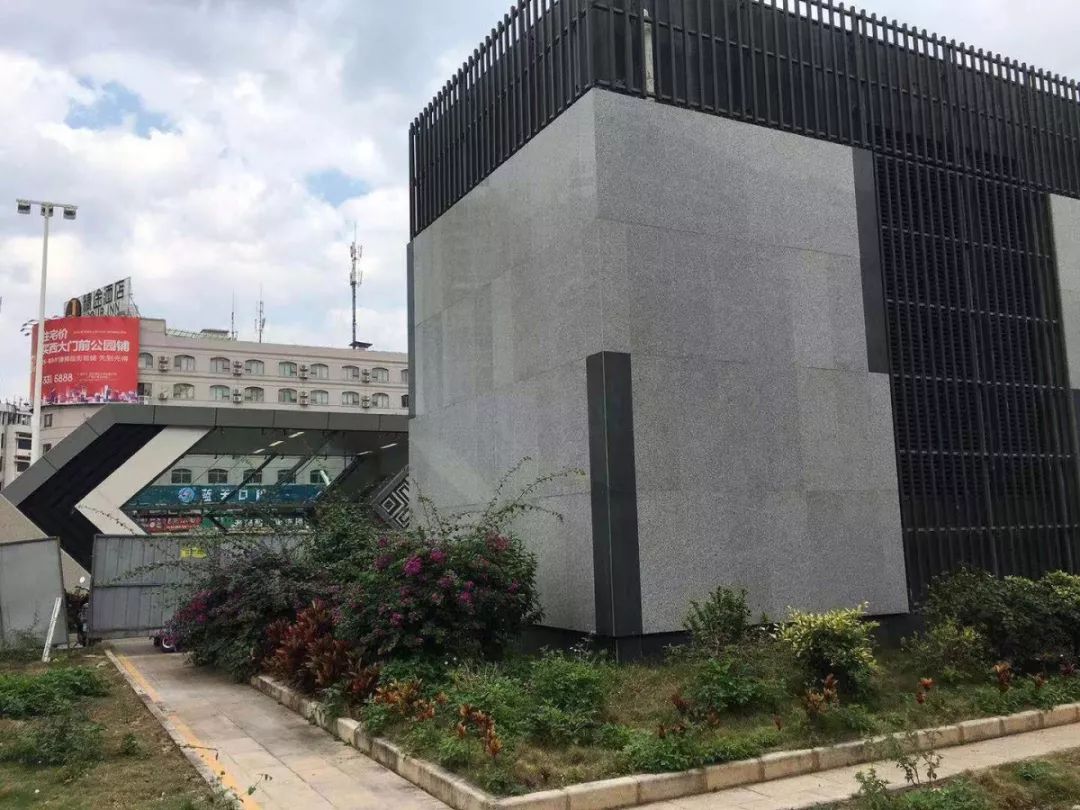 下午1点30分左右广西大学地铁站安保人员于5日在巡视车站出入口c嗍北