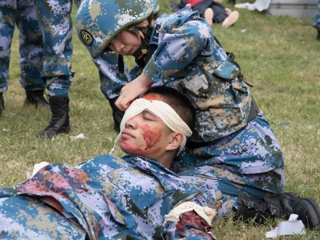 也是谱写生命交响曲的人他们是"战场救护神"救死扶伤,妙手回春还守护