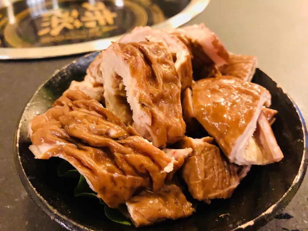 三线肉 带皮红白相间的五花肉 也就是红烧肉切成片下锅涮,肥而不腻