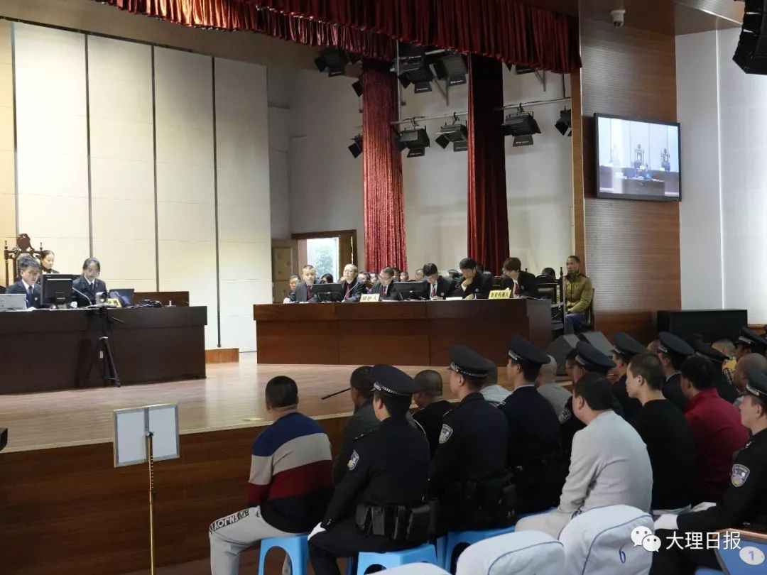 大理21人涉恶一案公开开庭审理