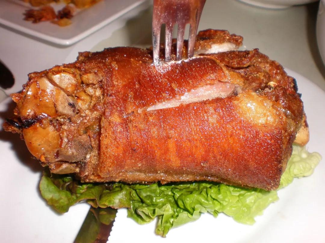 crispy pata(烤猪腿),将腌过的猪腿烤制酥脆,淋上酱汁,搭配蒜蓉