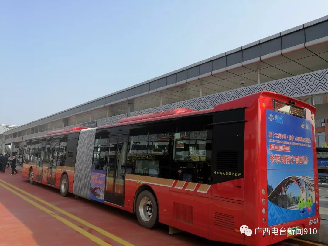 今天,南宁快速公交(brt)二号线开通试运营