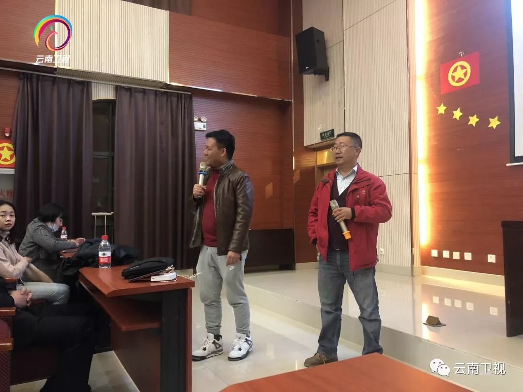 (图左:缅语翻译李正超)