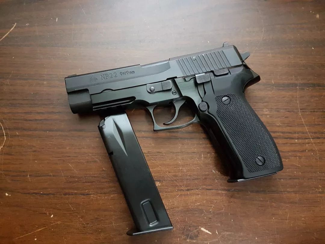 中国版p226——np22手枪不过相比原版的p226,中国的np22还是有很多