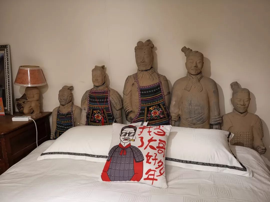 我有个朋友睡进兵马俑主题酒店,吓到半夜播郭德纲壮胆
