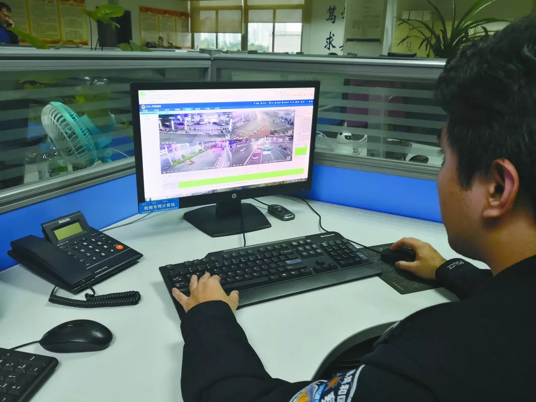 情报支队黄警官利用天网追踪一伙入室盗窃犯罪嫌疑人. 黄柏荣 摄