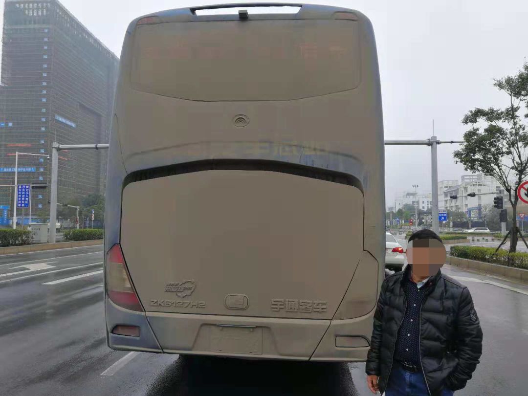 发现一辆大巴车尾部从上到下全被泥渍覆盖