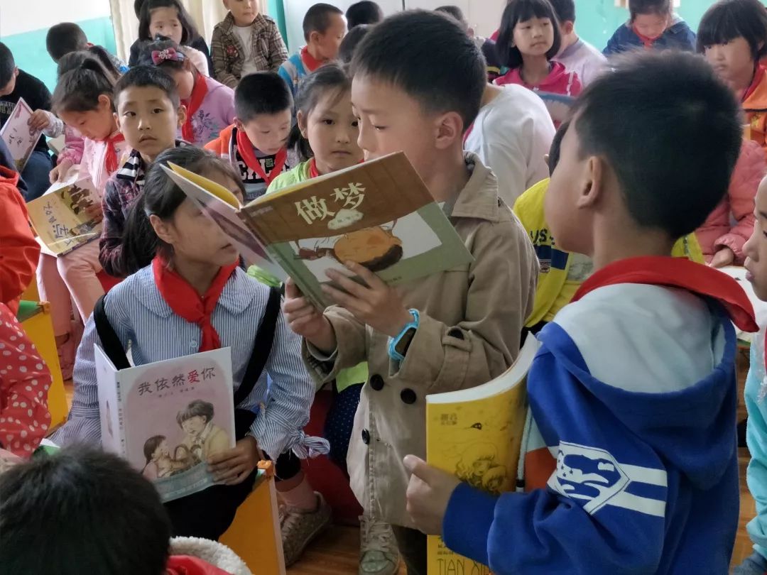 社会组织的暖心行动 将"爱心一本书"送到乡村孩子手上