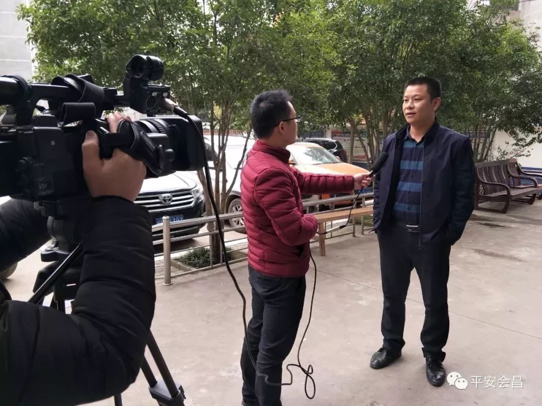 文武坝派出所副所长郭群福(左)与李来华交谈 他们奋不顾身,忠于职守